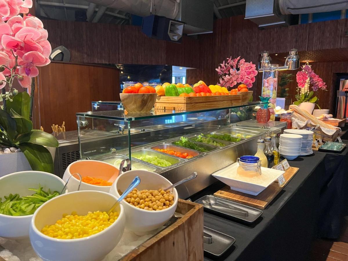 Double - Six, Luxury Hotel - Seminyak Экстерьер фото A salad bar