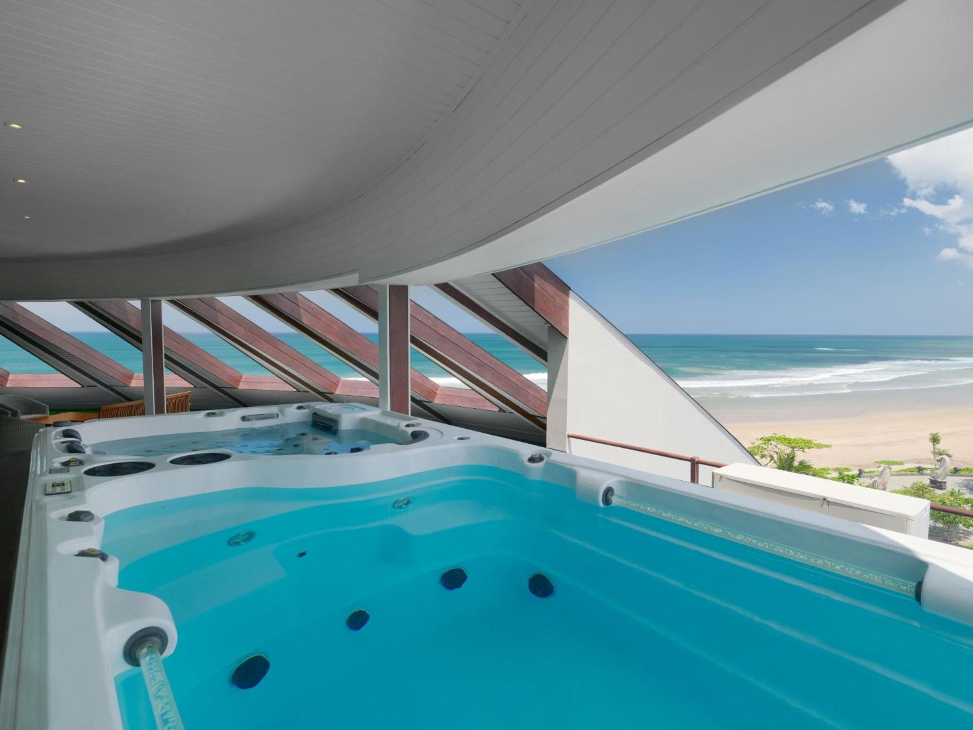 Double - Six, Luxury Hotel - Seminyak Экстерьер фото A hot tub with a view of the beach